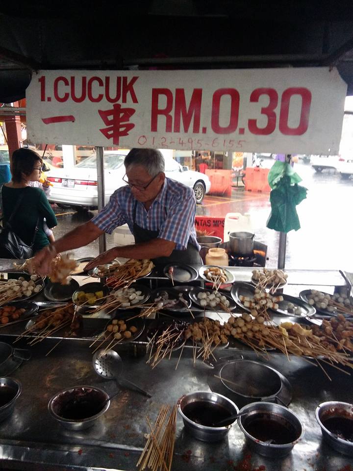 This Penang Uncle Has Been Selling 30 Sens Lok Lok for More Than 20 Years! - WORLD OF BUZZ 1