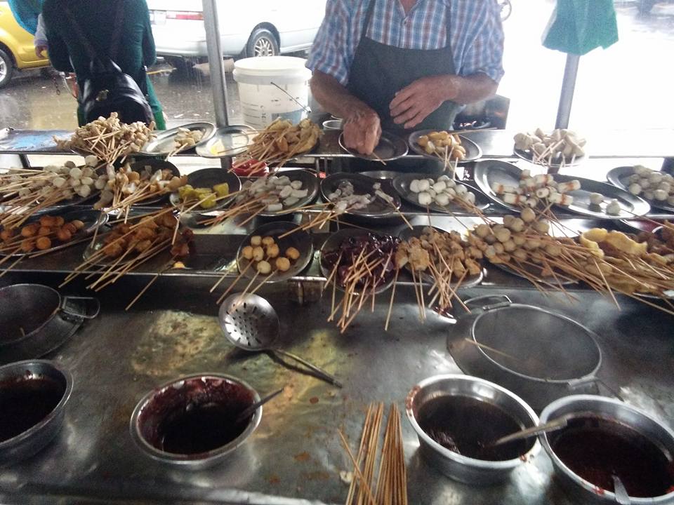 This Penang Uncle Has Been Selling 30 Sens Lok Lok for More Than 20 Years! - WORLD OF BUZZ 2