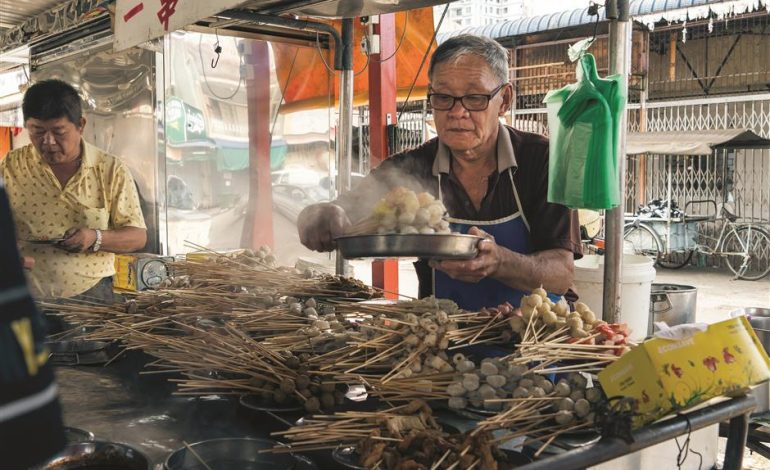 This Penang Uncle Has Been Selling 30 Sens Lok Lok for More Than 20 Years! - WORLD OF BUZZ