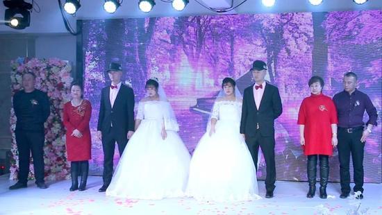 Two Pairs Of Identical Twins Marry In Epic Double Wedding, Ready For Lifetime Confusion - World Of Buzz 2