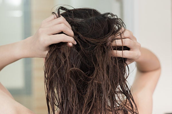Woman Suffers from Facial Paralysis From Habitually Sleeping with Wet Hair - WORLD OF BUZZ