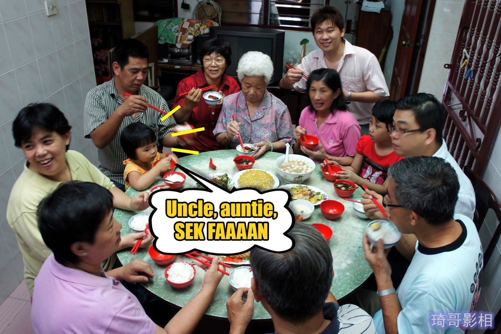 8 CNY Reunion Dinner Etiquette All Malaysians Must Know - WORLD OF BUZZ 7