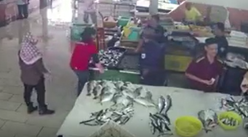 Cctv Footage Shows Officers Overturning Trays Of Fish During Patrol At Kuala Selangor Market - World Of Buzz 2