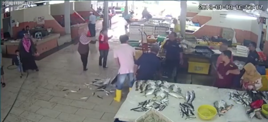 Cctv Footage Shows Officers Overturning Trays Of Fish During Patrol At Kuala Selangor Market - World Of Buzz