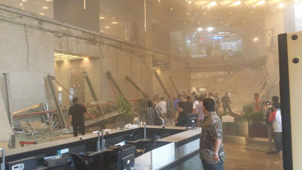 Ceiling Suddenly Collapses Onto Crowded Lobby Inside Jakarta Stock Exchange Tower - WORLD OF BUZZ 4