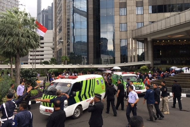 Ceiling Suddenly Collapses Onto Crowded Lobby Inside Jakarta Stock Exchange Tower - WORLD OF BUZZ