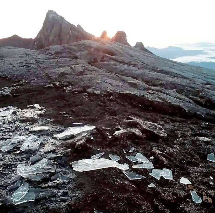 Cold Weather in M'sia Causes Water to Freeze into Ice on Mount Kinabalu - WORLD OF BUZZ
