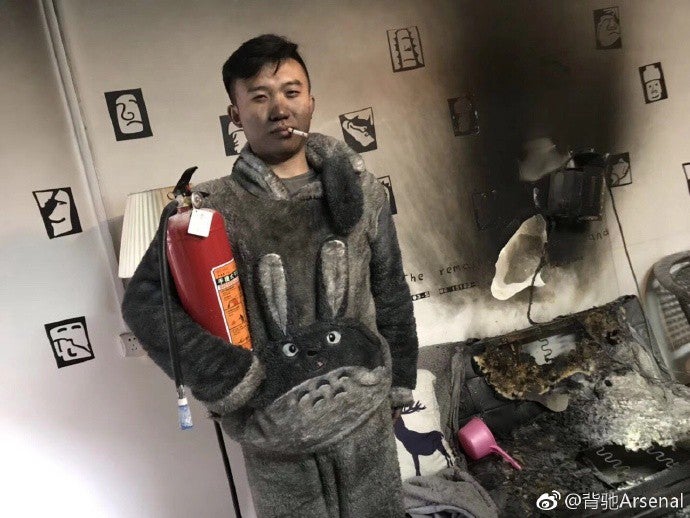 Couple Decides to Take Cheerful Selfies After Their Home Almost Burnt Down - WORLD OF BUZZ 4