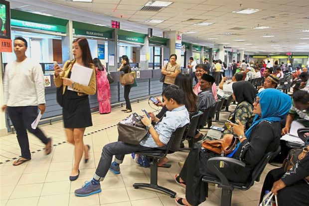 Govt Departments Decide to Extend Operating Hours, M'sians Have Mixed Reactions - WORLD OF BUZZ 1