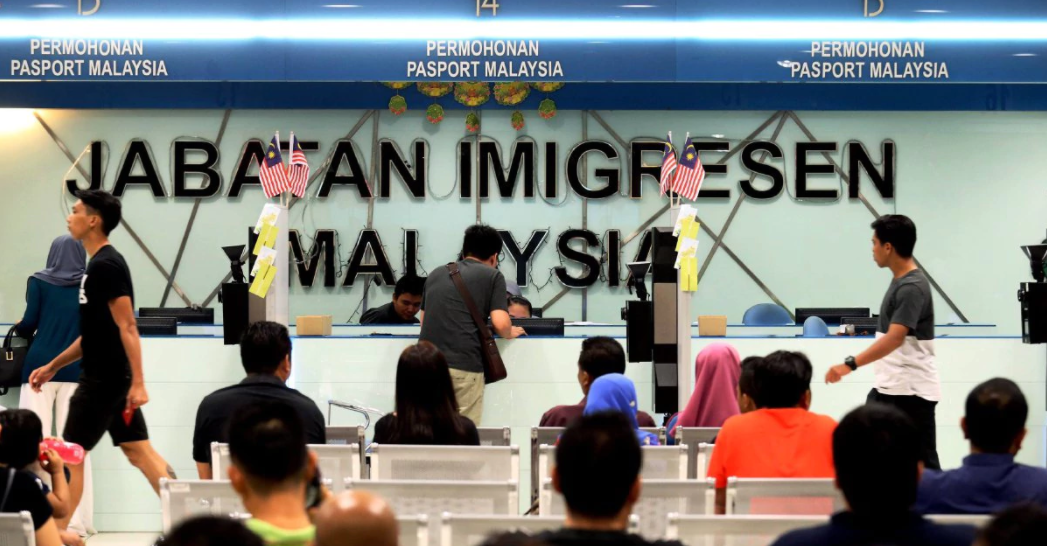 Govt Departments Decide to Extend Operating Hours, M'sians Have Mixed Reactions - WORLD OF BUZZ 3