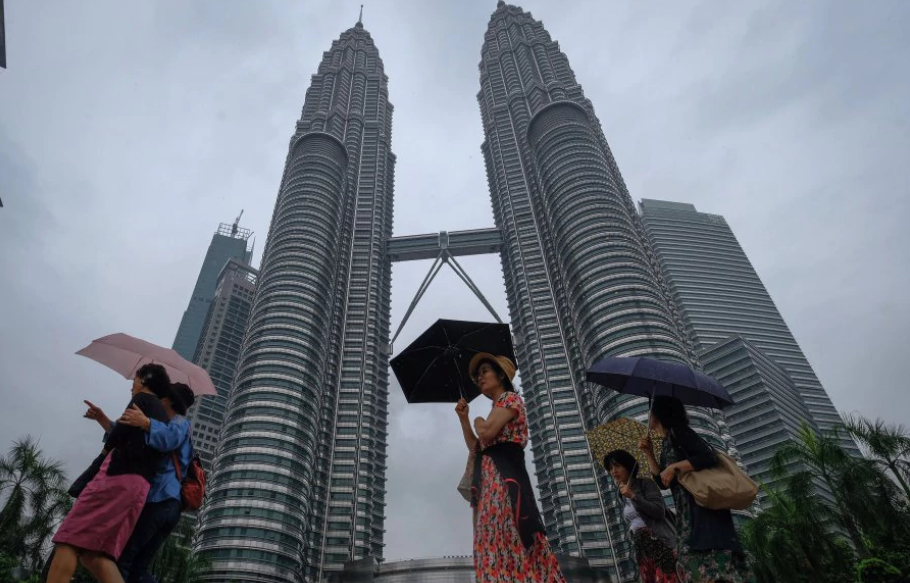 Here's What Experts Are Saying About Malaysia's Sudden Cool Weather - WORLD OF BUZZ 1