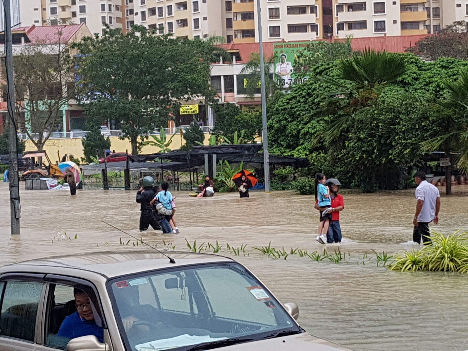 Inspiring Motorists Help Carry Scared School Children Trapped in Bus During PJ Flash Flood - WORLD OF BUZZ 5