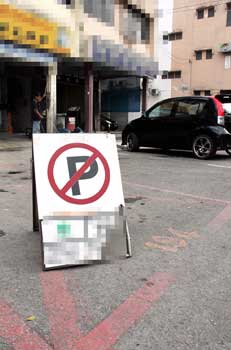 Is It Legal For Malaysian Shop Owners to Block Parking Spaces? - WORLD OF BUZZ 4