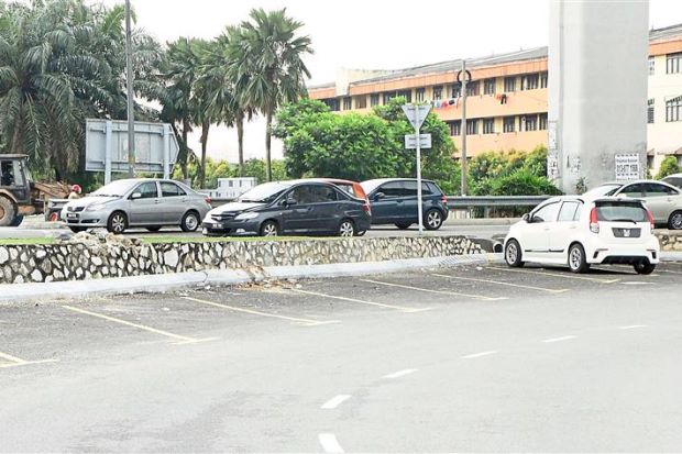 Is It Legal For Malaysian Shop Owners to Block Parking Spaces? - WORLD OF BUZZ 5