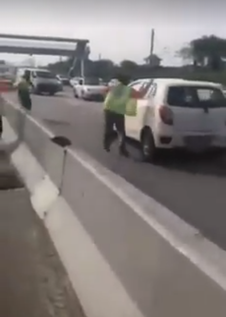 Man Drives Against Traffic on NPE in Viral Video, Even Ignores Police Warning to Stop - WORLD OF BUZZ 1