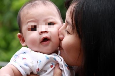 Mother Warns Others Not To Simply Kiss Babies After Son Contracts Terrible Rash - WORLD OF BUZZ