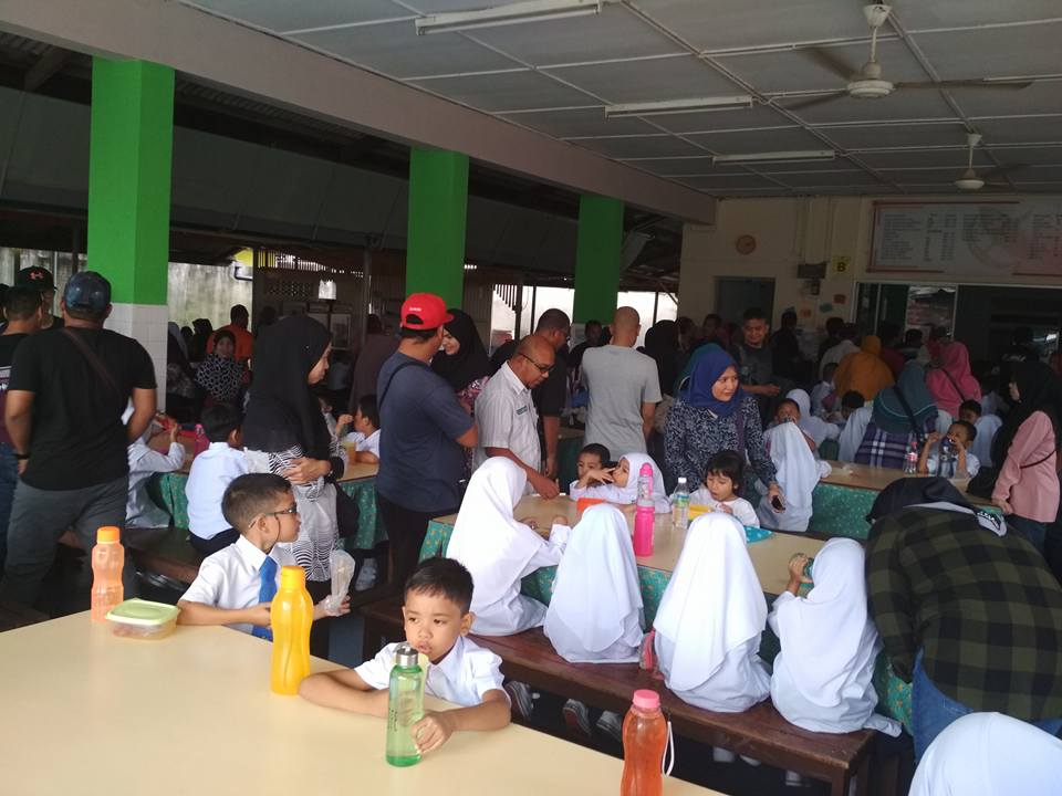 Netizen Criticises Parents For Taking Students' Seats at School Cafeteria During Recess - WORLD OF BUZZ 1