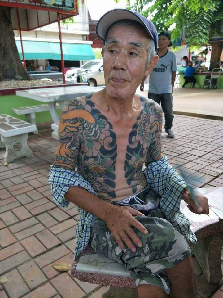Photos Of Tattooed Old Japanese Man Go Viral, Turns Out He's a Wanted Yakuza Member! - WORLD OF BUZZ 2