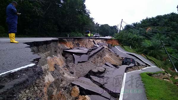 Road Closed After Car Plunges Down 15M Deep Collapsed Road in Johor - WORLD OF BUZZ 1