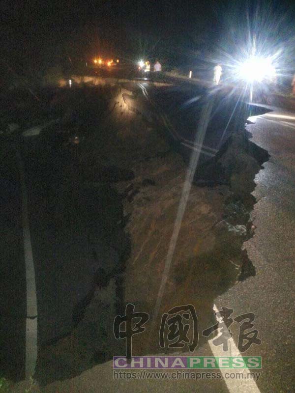 Road Closed After Car Plunges Down 15M Deep Collapsed Road in Johor - WORLD OF BUZZ 3