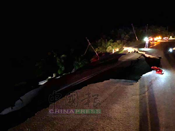 Road Closed After Car Plunges Down 15M Deep Collapsed Road in Johor - WORLD OF BUZZ 4