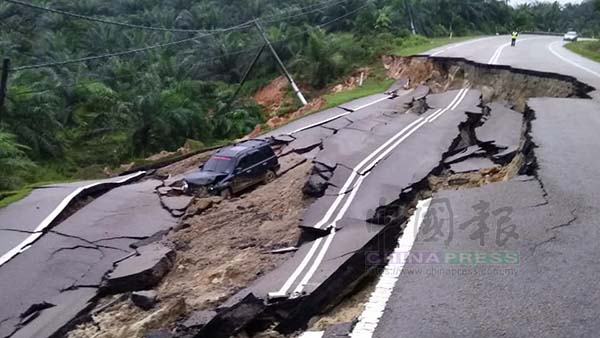 Road Closed After Car Plunges Down 15M Deep Collapsed Road in Johor - WORLD OF BUZZ