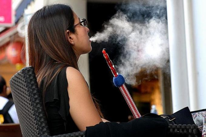 There'll be No More Vaping, Shisha or Chewing Tobacco in Singapore Starting Feb 2018 - WORLD OF BUZZ 1