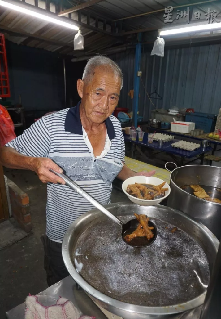This Johor Stall Has Been Serving Cheap and Yummy Herbal Chicken Feet for Over 50 Years! - WORLD OF BUZZ 1