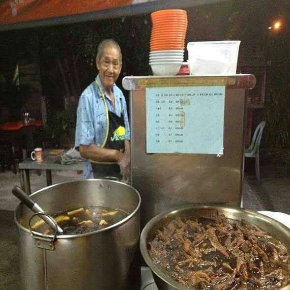 This Johor Stall Has Been Serving Cheap And Yummy Herbal Chicken Feet For Over 50 Years! - World Of Buzz