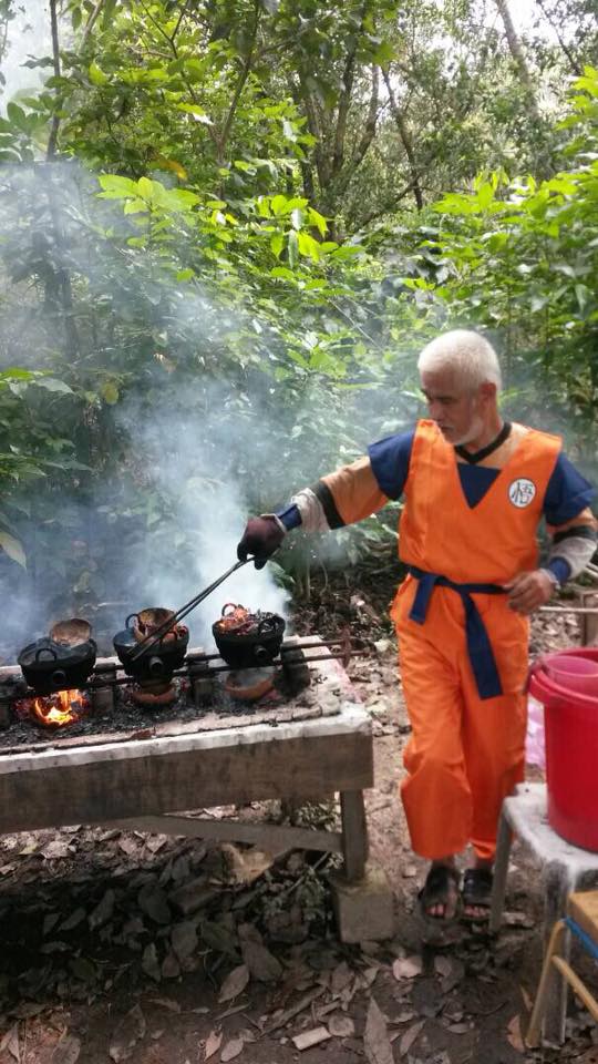 This Malaysian Cake Seller Serves Customers While Cosplaying As Goku from Dragon Ball Z - WORLD OF BUZZ 2