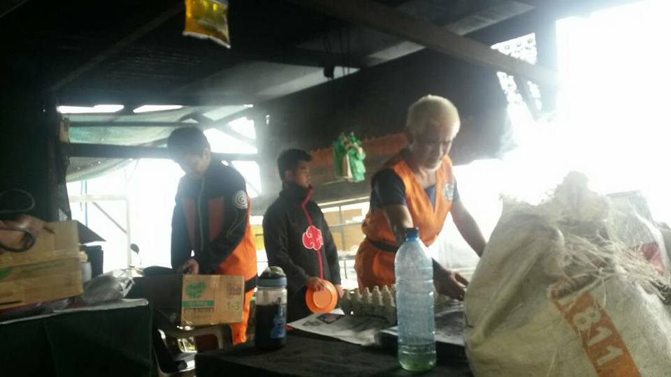 This Malaysian Cake Seller Serves Customers While Cosplaying As Goku from Dragon Ball Z - WORLD OF BUZZ 4