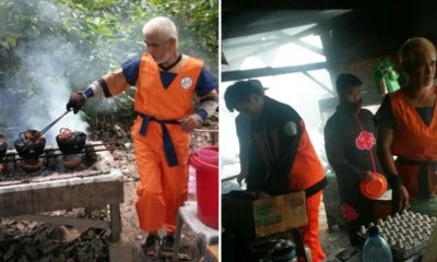 This Malaysian Cake Seller Serves Customers While Cosplaying As Goku From Dragon Ball Z - World Of Buzz 6