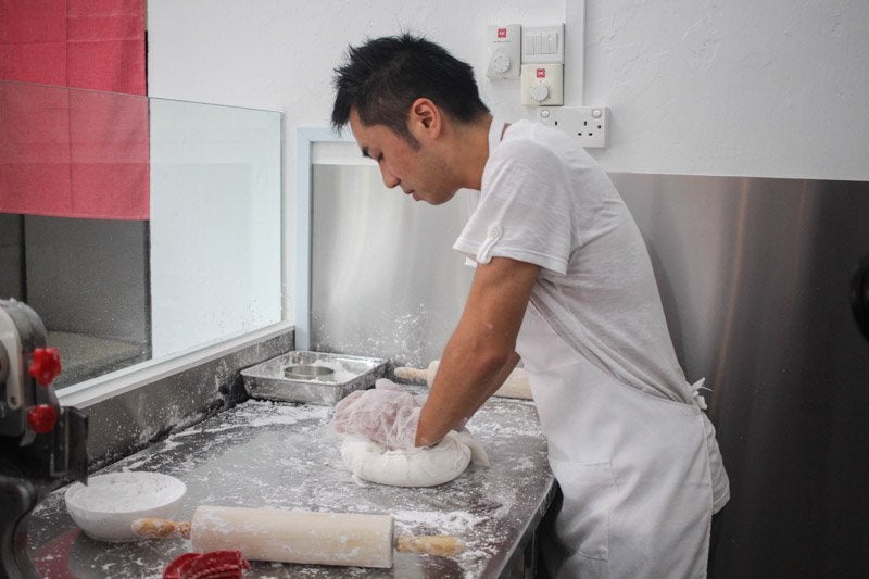 This Man Quit RM30,000/Month Job to Help His Mother Sell Traditional Kueh - WORLD OF BUZZ 1