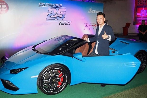 This Man Who Went For Shopping Wins A Lamborghini In Lucky Draw - WORLD OF BUZZ 1