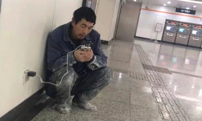 This Migrant Worker Walks To Subway Station Every Night, The Reason Will Make You Cry - World Of Buzz