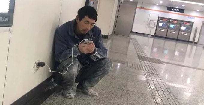 This Migrant Worker Walks To Subway Station Every Night, The Reason Will Make You Cry - World Of Buzz