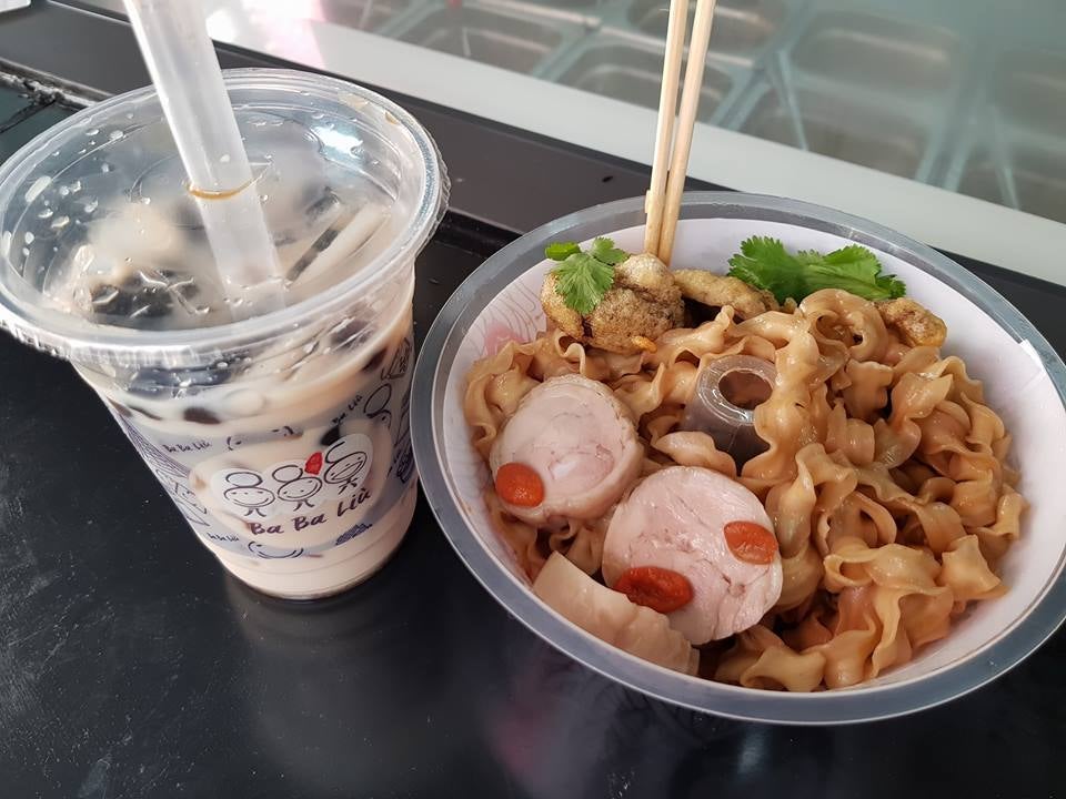 This Stall in Bangkok Lets You Eat Your Food and Drink with One Hand! - WORLD OF BUZZ 1