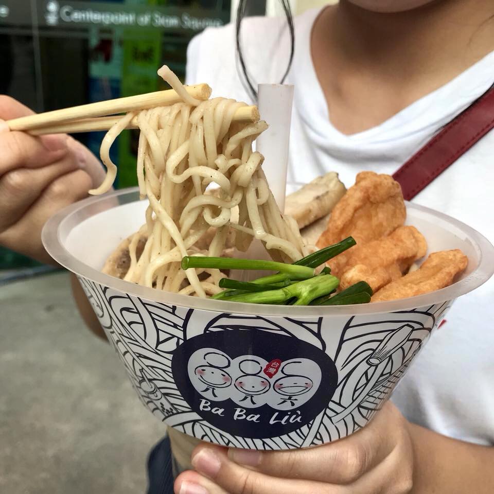 This Stall in Bangkok Lets You Eat Your Food and Drink with One Hand! - WORLD OF BUZZ 4