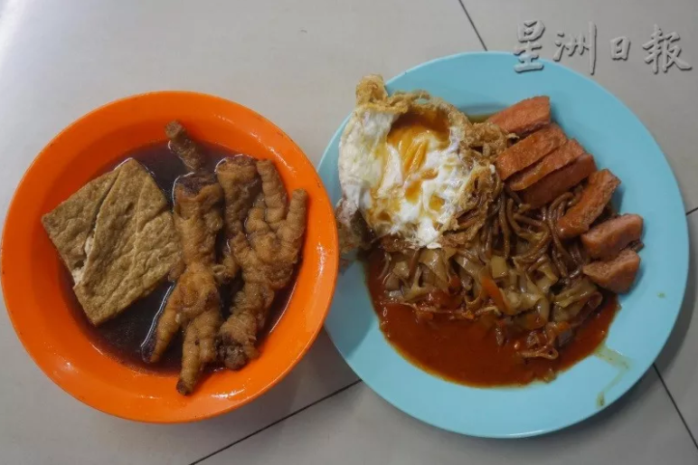 This Stall in Johor Serves Cheap and Delicious Herbal Chicken Feet with Noodles! - WORLD OF BUZZ