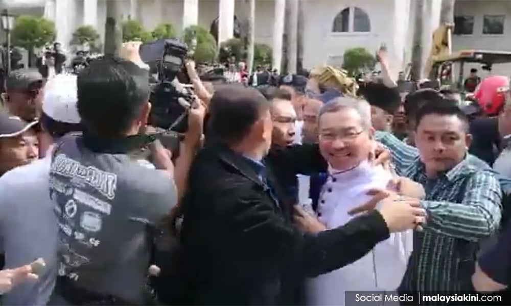 A Group of Muslims Protected This Malaysian Archbishop From Hecklers - WORLD OF BUZZ 1