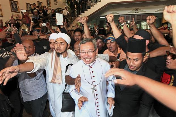 A Group of Muslims Protected This Malaysian Archbishop From Hecklers - WORLD OF BUZZ