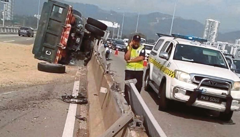 Dedicated Police Officers Helped Clear A Major Accident On The Penang Bridge In 4 Hours - World Of Buzz 1