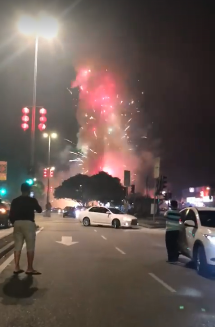 Fireworks Stall at Kepong Baru Accidentally Set on Fire, Causes Mayhem - WORLD OF BUZZ 1