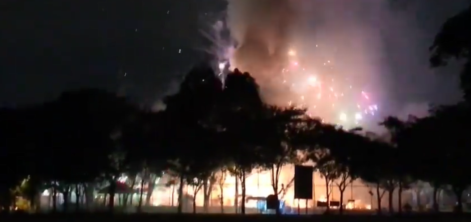 Fireworks Stall at Kepong Baru Accidentally Set on Fire, Causes Mayhem - WORLD OF BUZZ 4