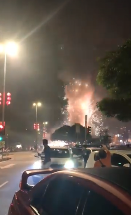 Fireworks Stall At Kepong Baru Accidentally Set On Fire, Causes Mayhem - World Of Buzz