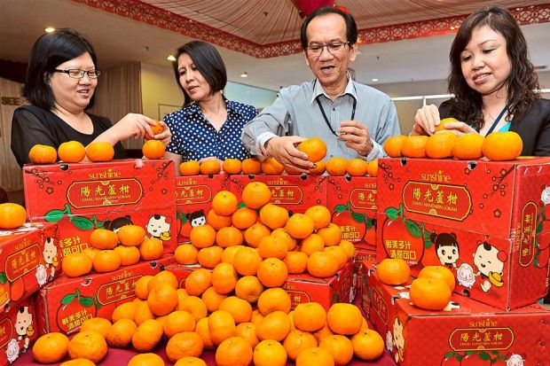 &Quot;Gifting Oranges Is Also A Form Of Bribery,&Quot; Says Director Of Malaysian Anti-Corruption Commission - World Of Buzz 1