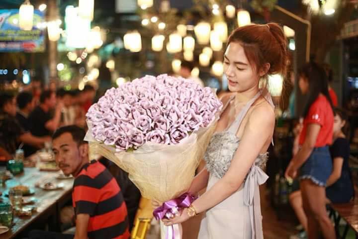 Girl Gave Her Bf Large Bouquet Of Money Costing Rm12,000 For Valentine's Day - World Of Buzz 1