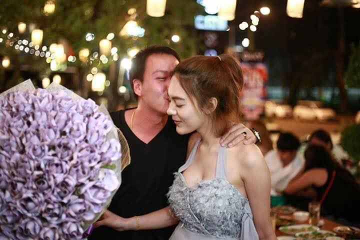 Girl Gave Her Bf Large Bouquet Of Money Costing Rm12,000 For Valentine's Day - World Of Buzz