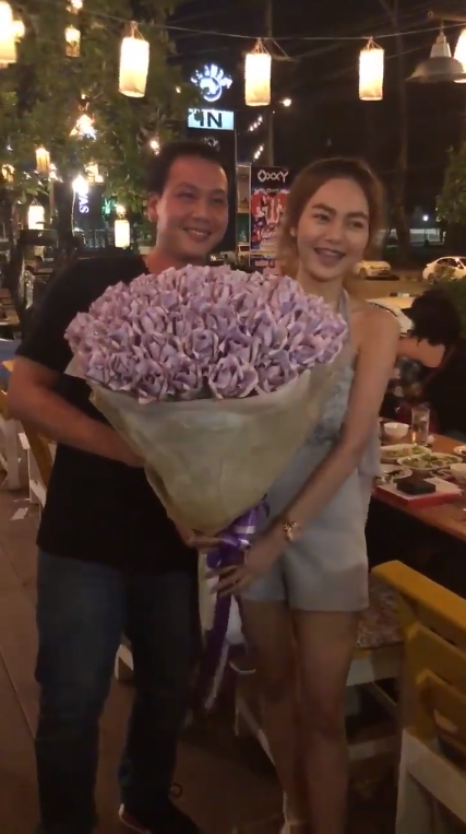 Girl Gave Her Bf Large Bouquet Of Money Flowers Costing Rm12,000 For Valentine's Day - World Of Buzz 1