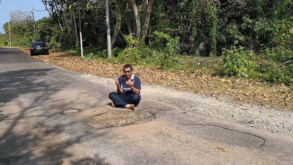 Local Council Finally Fixes Potholes on Road After Photos of MP Praying Go Viral - WORLD OF BUZZ 2